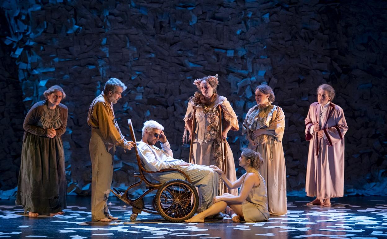 El elenco de 'El último viaje de Galdós', durante una función de 'Ensayo y error', ya con el vestuario de Nauzet Afonso. 