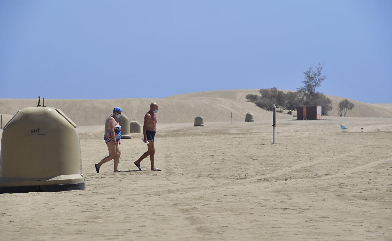 agen de dos turistas en el sur. Ante la proximidad de la temporada de invierno y para salvarla, Canarias busca un plan 'B'