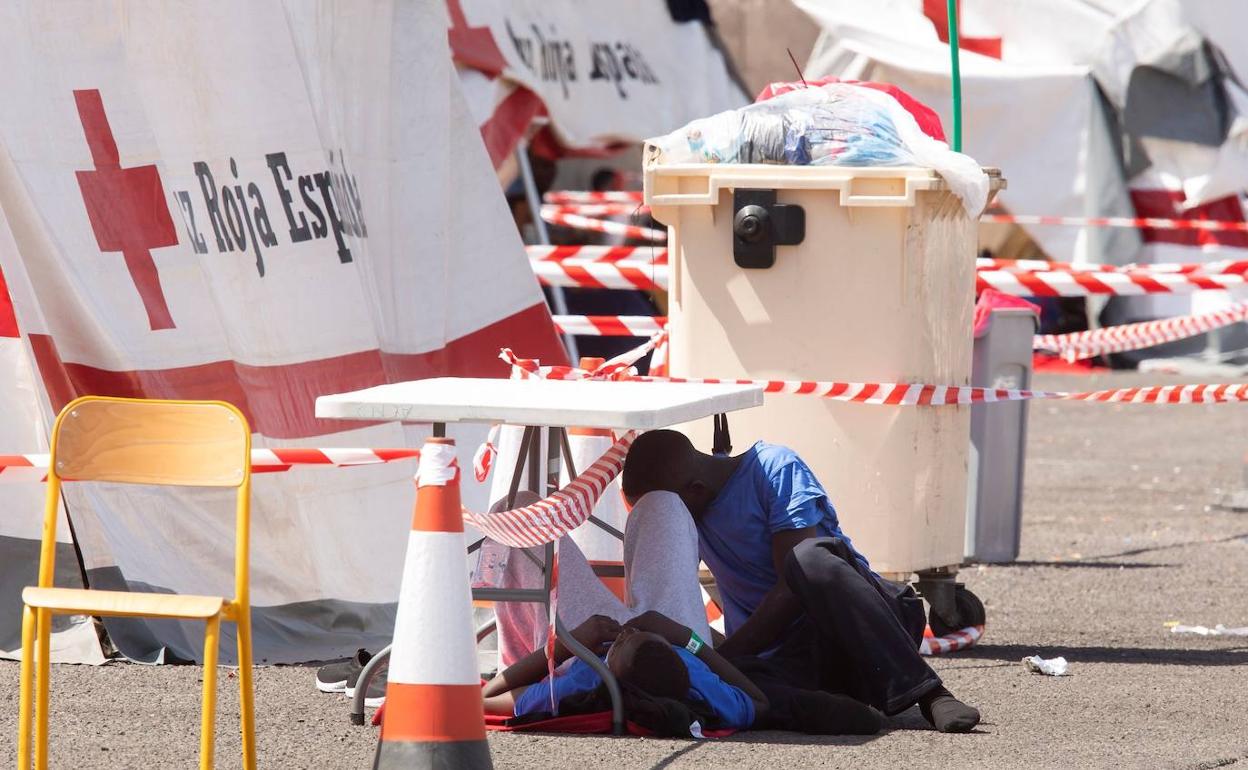 Imagen de dos jóvenes rescatados este viernes por Salvamento Marítimo
