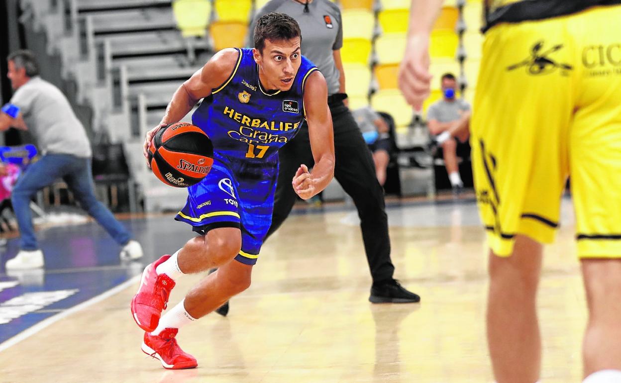 Fabio Santana penetra hacia el aro del Iberostar Tenerife durante el duelo de pretemporada disputado en el Gran Canaria Arena. 