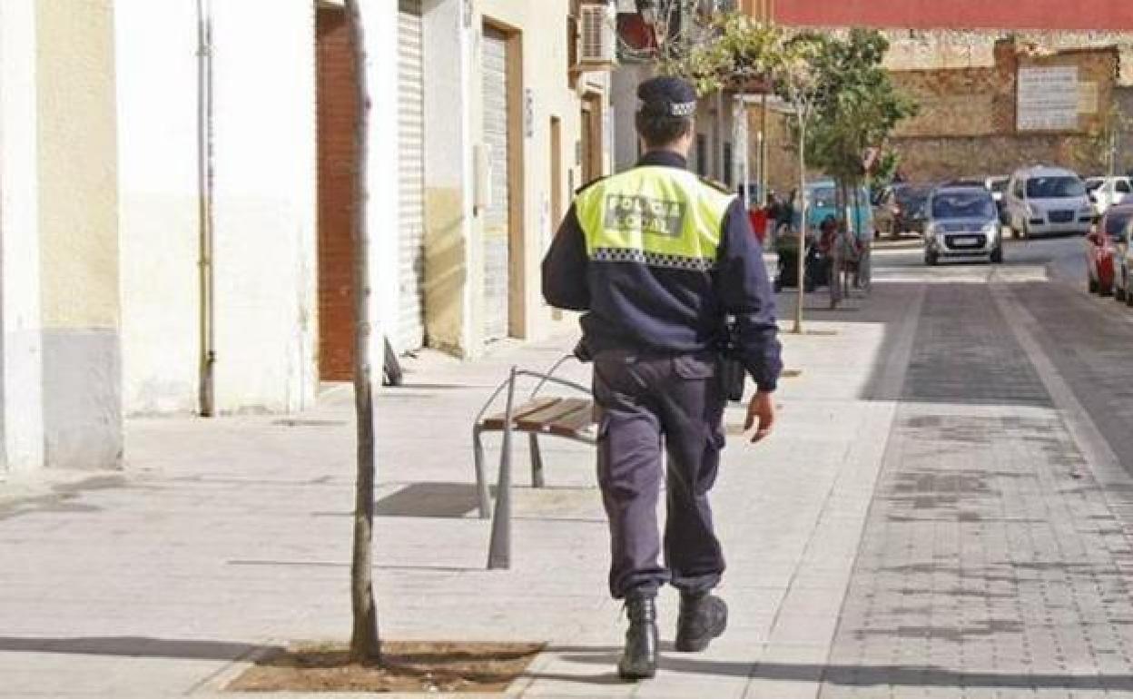Un policía local de Torrent (Valencia), en una imagen de archivo.