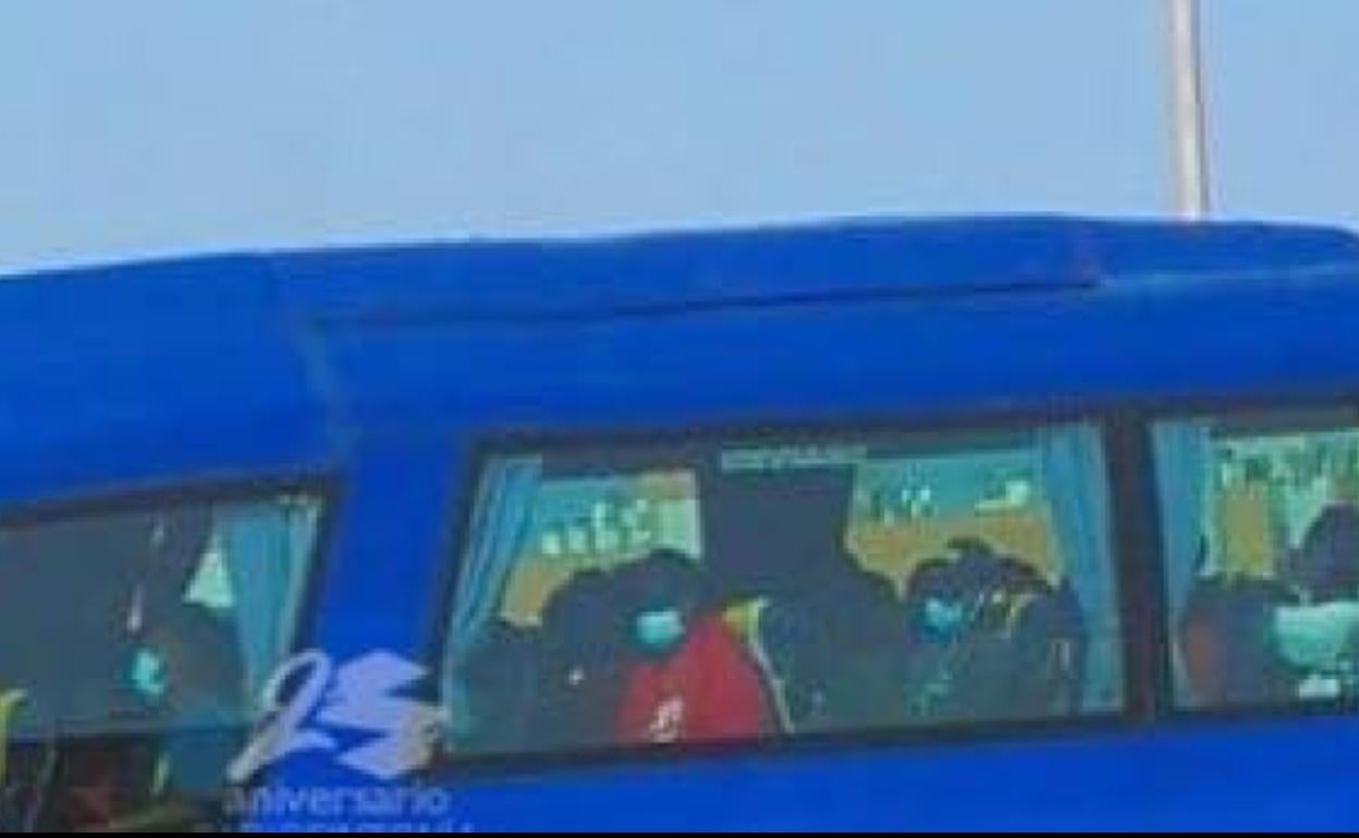 Imagen del traslado de los inmigrantes en guagua. 