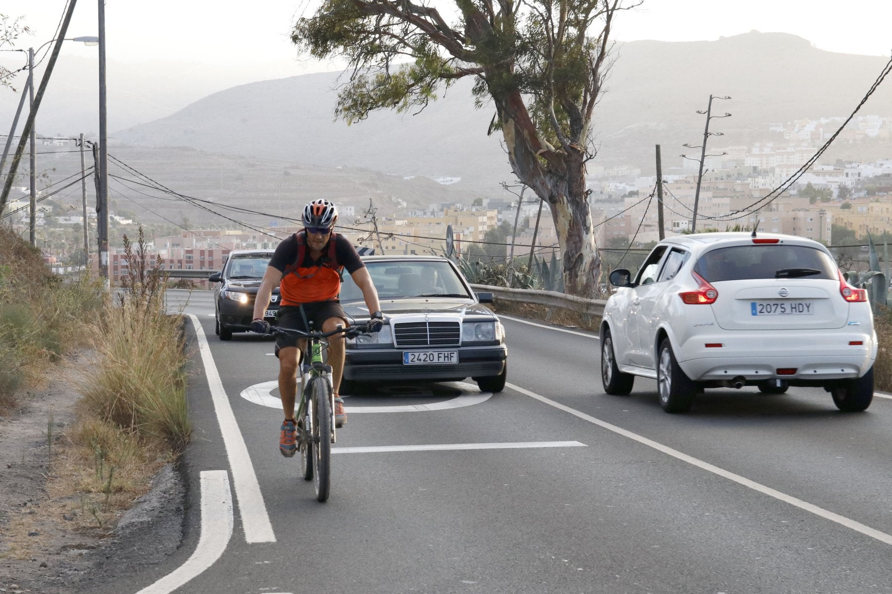 CC-UxGC solicita que la actuación contemple urbanizar la carretera de Las Perreras. 