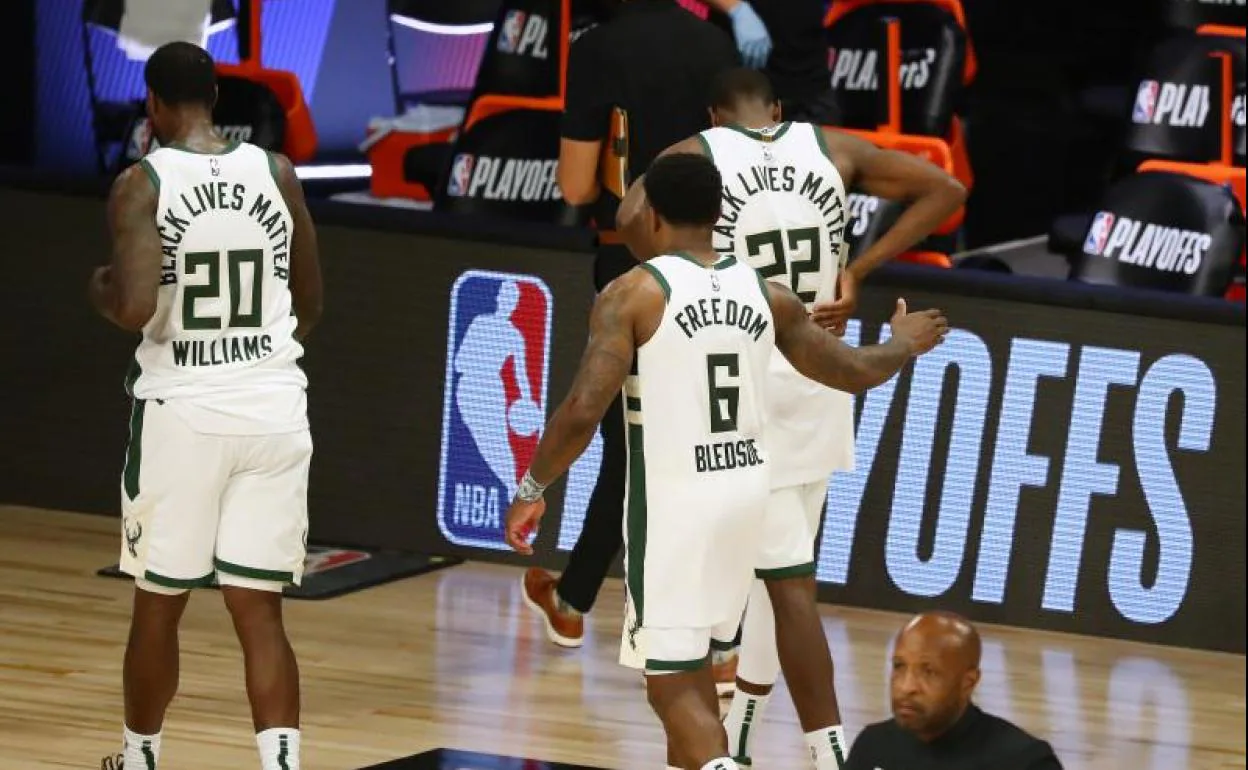 Los jugadores de los Bucks abandonan la cancha tras su eliminación.