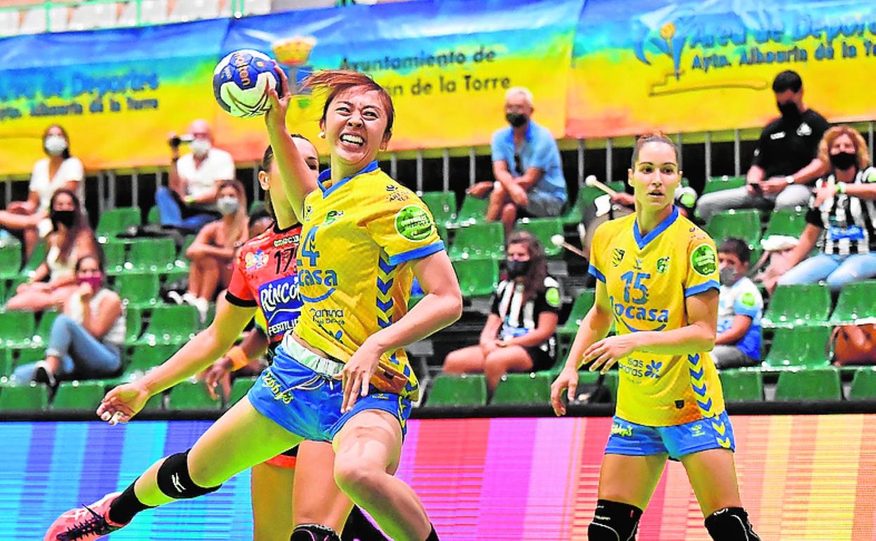 La jugadora japonesa del Rocasa, Mizuki Hosoe, lanza a portería. 