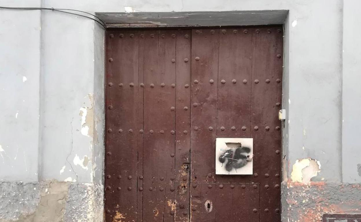 Portal de la vivienda donde fue asesinada Eugenia, una mujer con discapacidad de Jerez de la Frontera