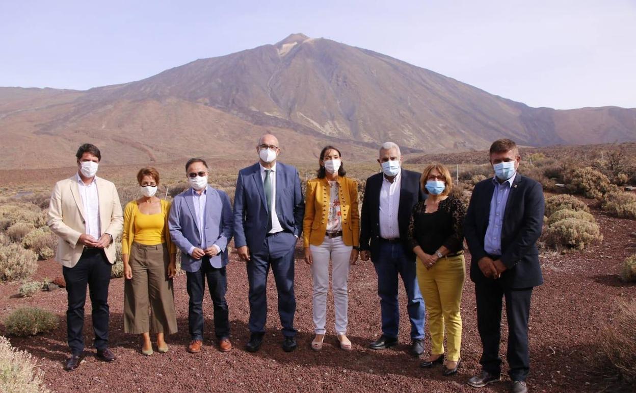 La ministra de Turismo anuncia a los municipios turísticos canarios un plan específico para el sector