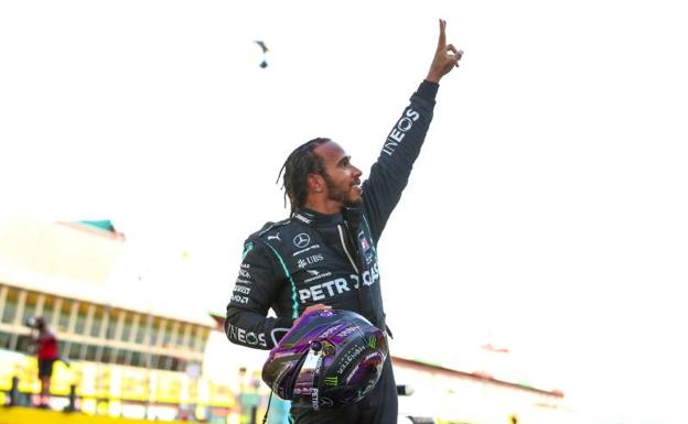 Lewis Hamilton celebra su victoria en Mugello.