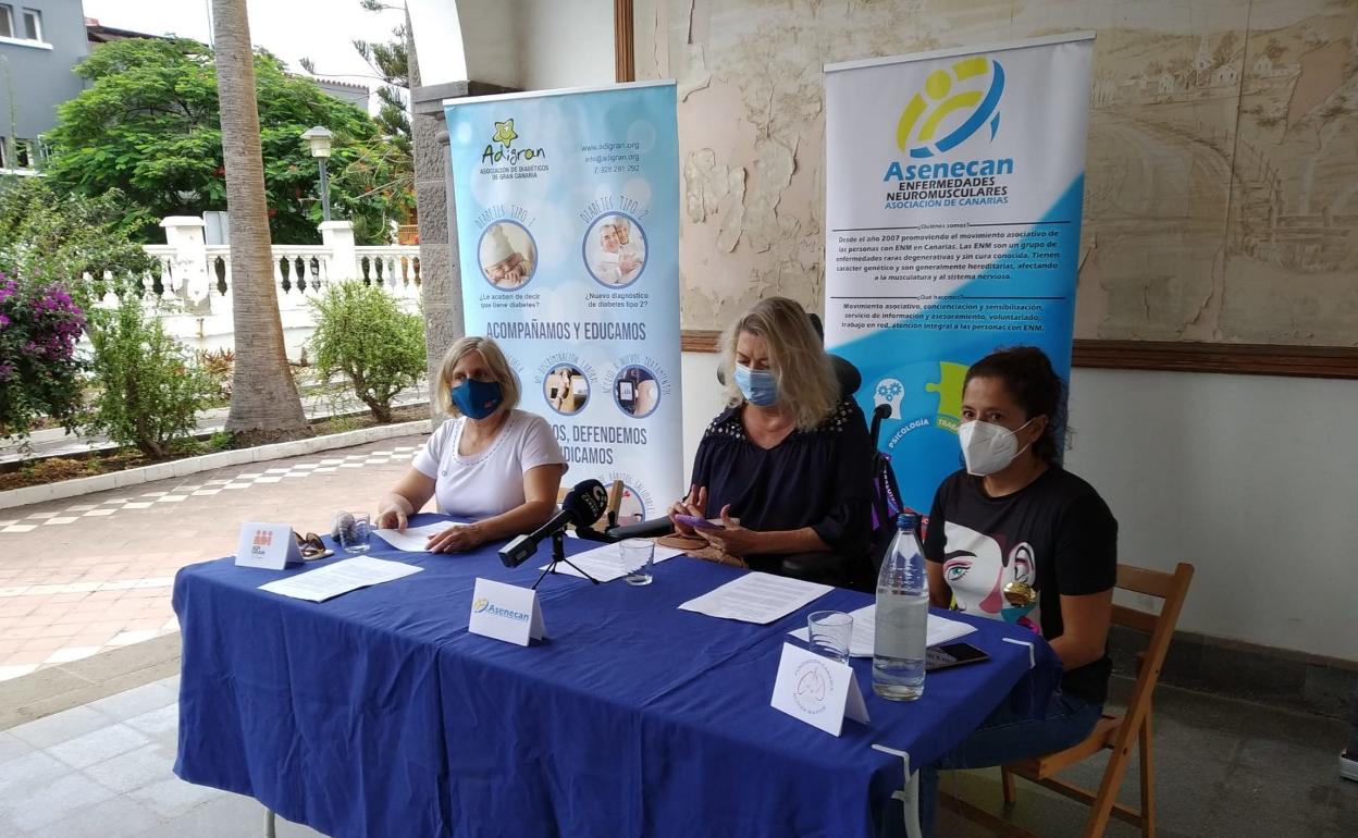 De izqda. a dcha. Lidia Blanco, Gloria Marrero y Carla de León, en el centro social Nuestra Señora de Fátima. 
