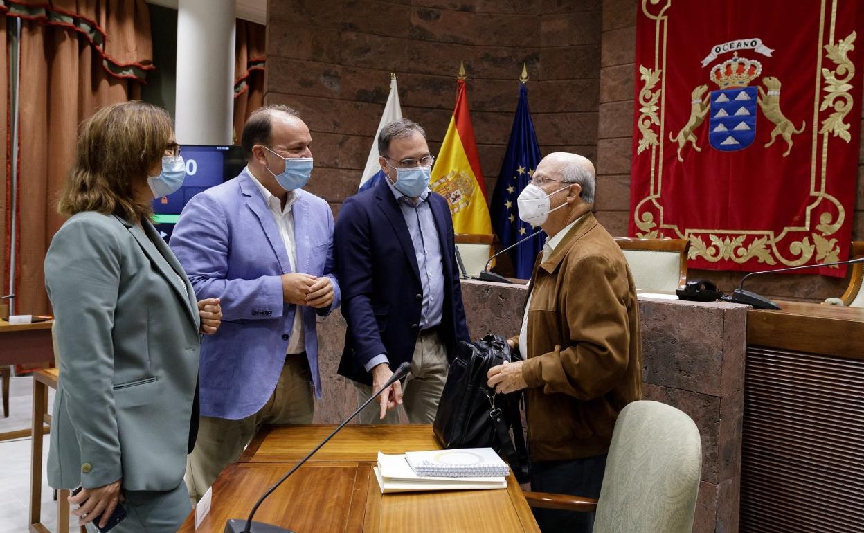 José Segura (a la derecha) compareció ayer en sede parlamentaria e hizo balance de la actividad de Casa África. 