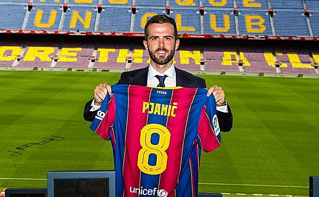 Miralem Pjanic posa con su nueva camiseta. 