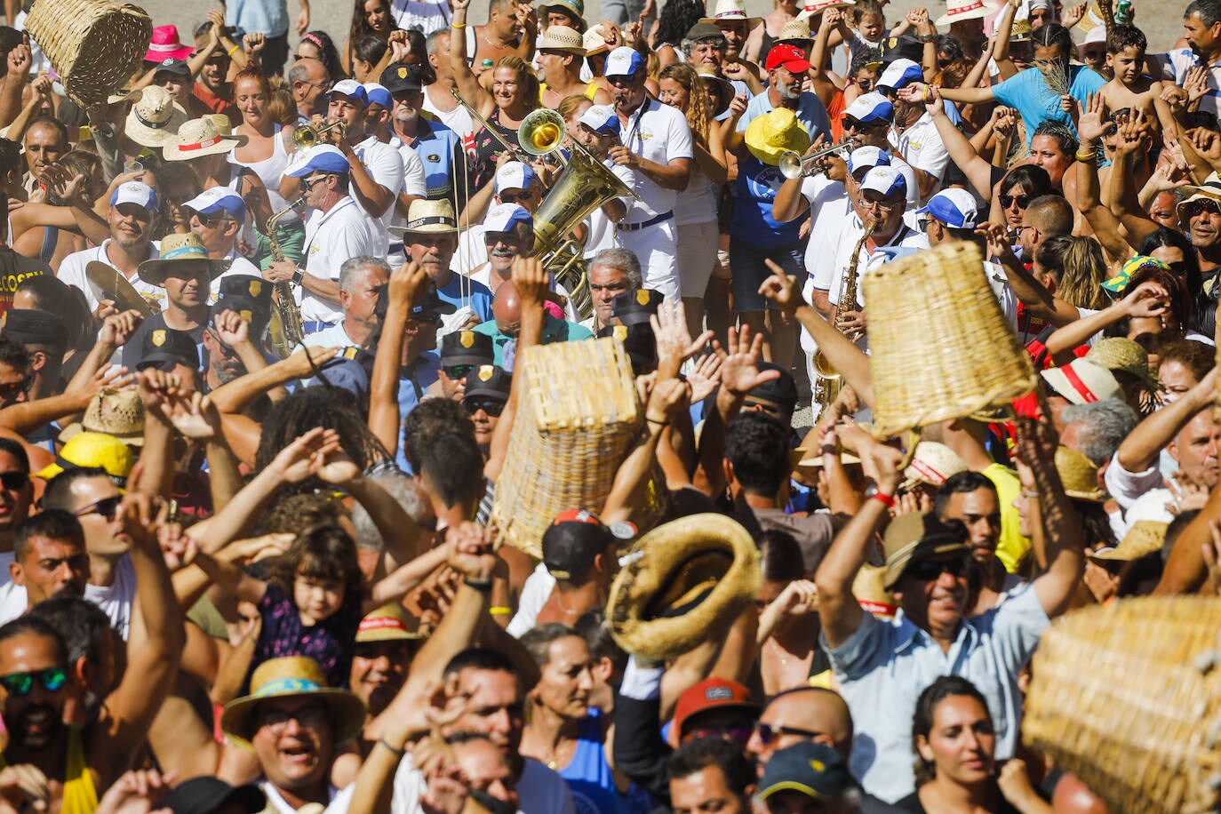Imágenes de las fiestas de El Charco en La Aldea San Nicolás en el sur de Gran Canaria el pasado año. 