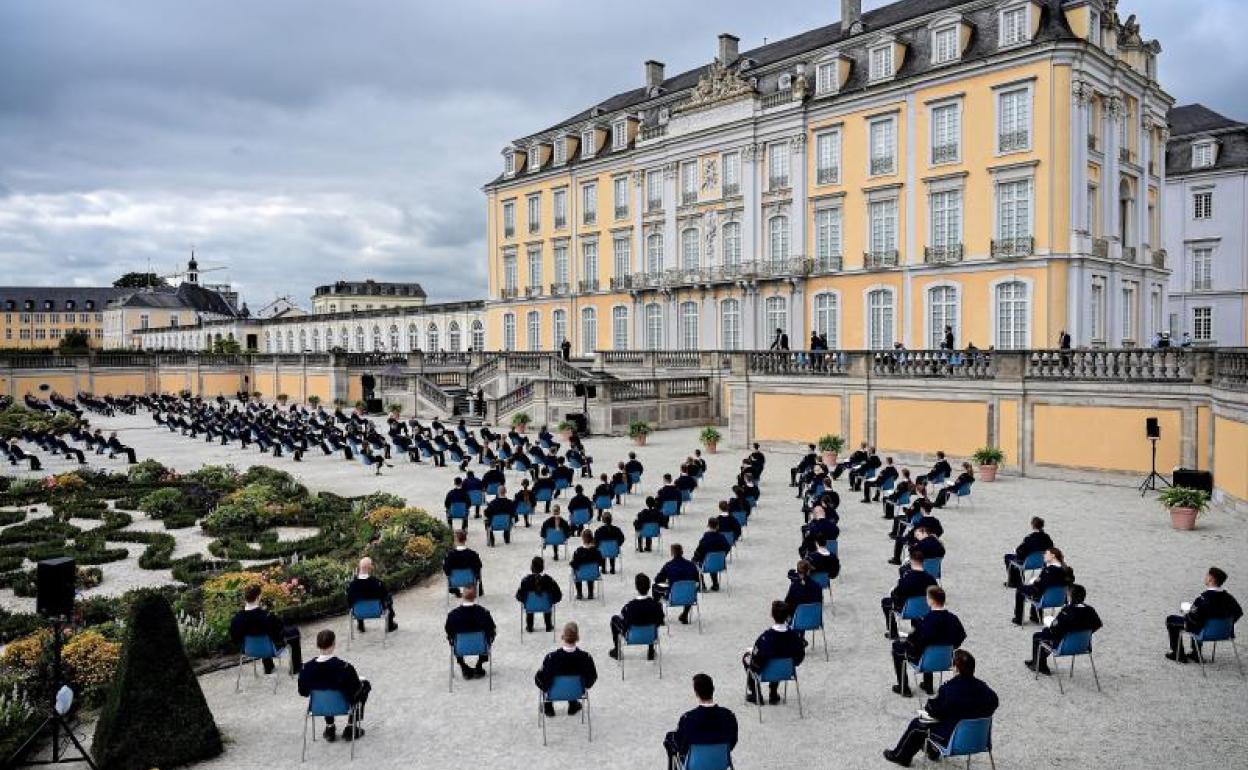 Dos mil quinientos nuevos oficiales de policía juran el cargo en una ceremonia celebrada frente al Castillo de Augustusburg en Bruehl, Alemania. 