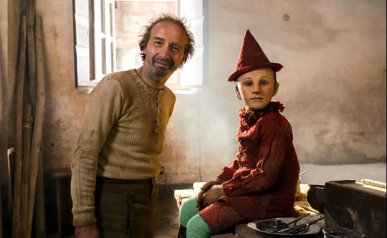 Roberto Benigni en la piel del carpintero Geppeto y el pequeño Federico Ielapi como Pinocho.