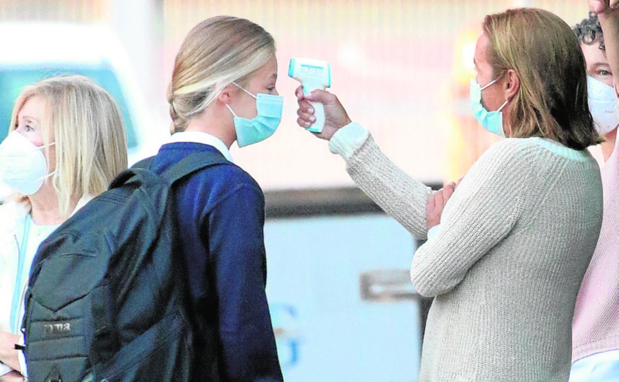 Las hijas de los reyes también pasaron los controles. Después se supo que la clase de la princesa queda confinada. 
