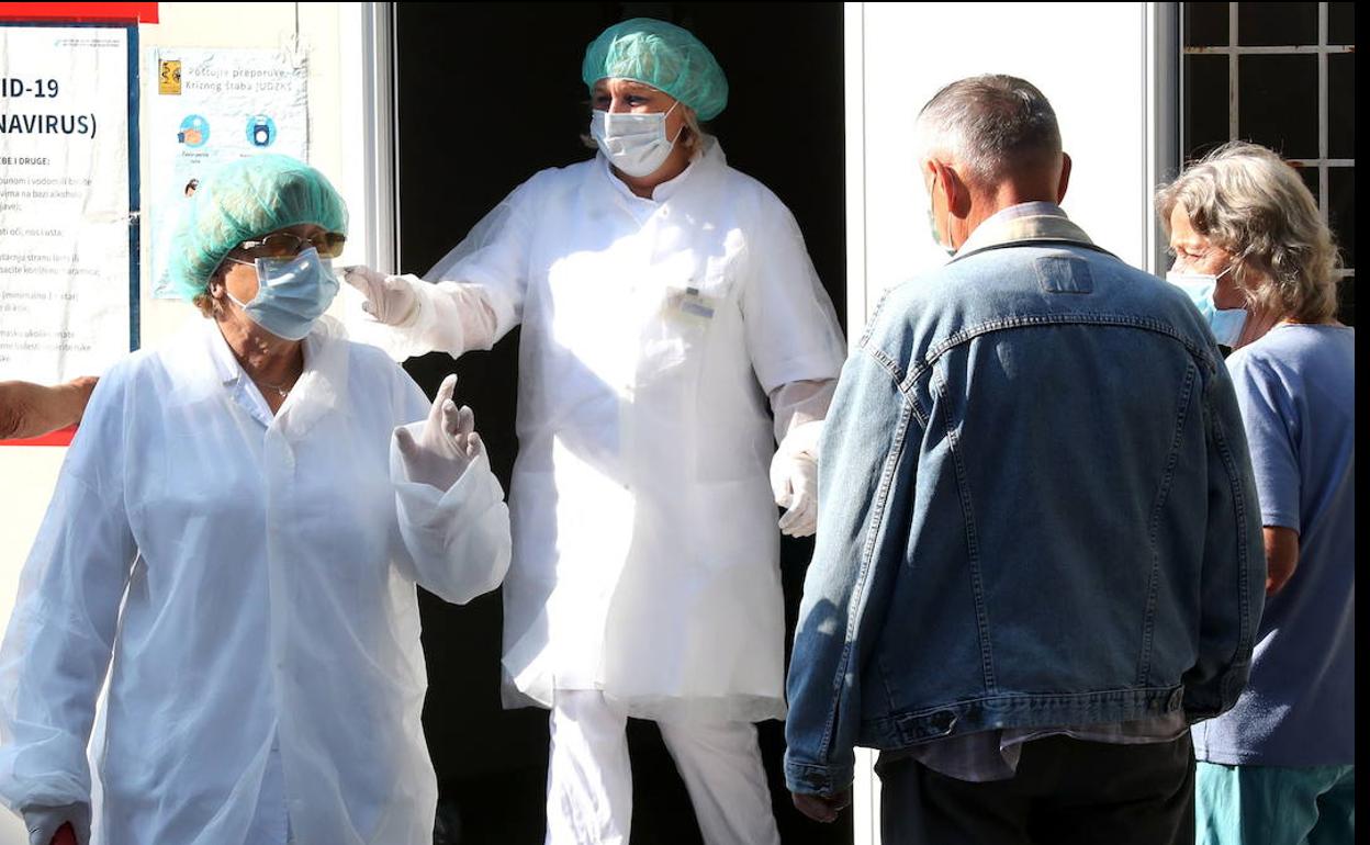 Sanitarios en lucha con la pandemia. 