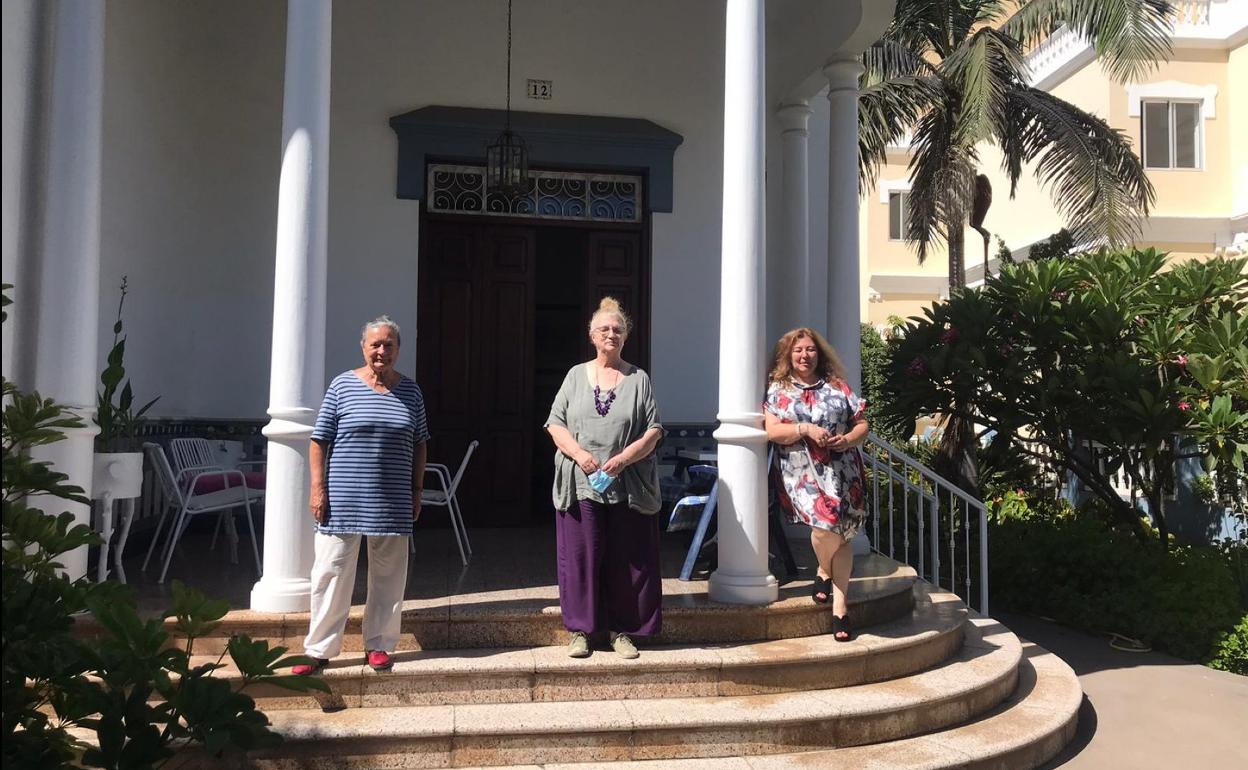 La poeta Elsa López, Ana Rossetti y la concejal de Cultura del Ayuntamiento de Los Llanos, Charo González, en la entrada de la Residencia Aridane. 