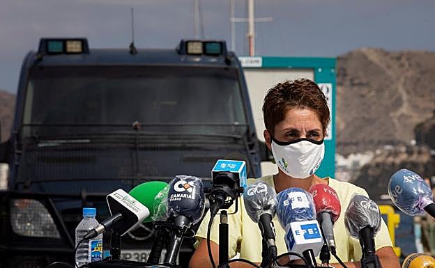 Onalia Bueno, la alcaldesa de Mogán, durante su intervención de ayer en el muelle de Arguineguín acerca de su detención el día anterior. 