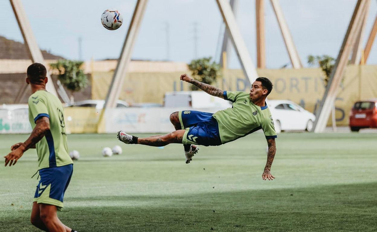 Sergio Araujo remata de manera acrobática en la Ciudad Deportiva de Barranco Seco. Ya está casi listo. 