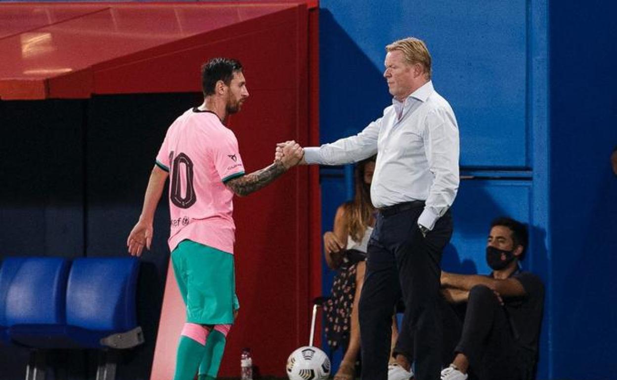 Koeman y Messi se saludan en un amistoso. 