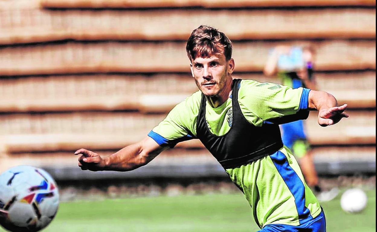 Eric Curbelo será hoy titular en el centro de la defensa por las bajas de Aythami y Cardona. 