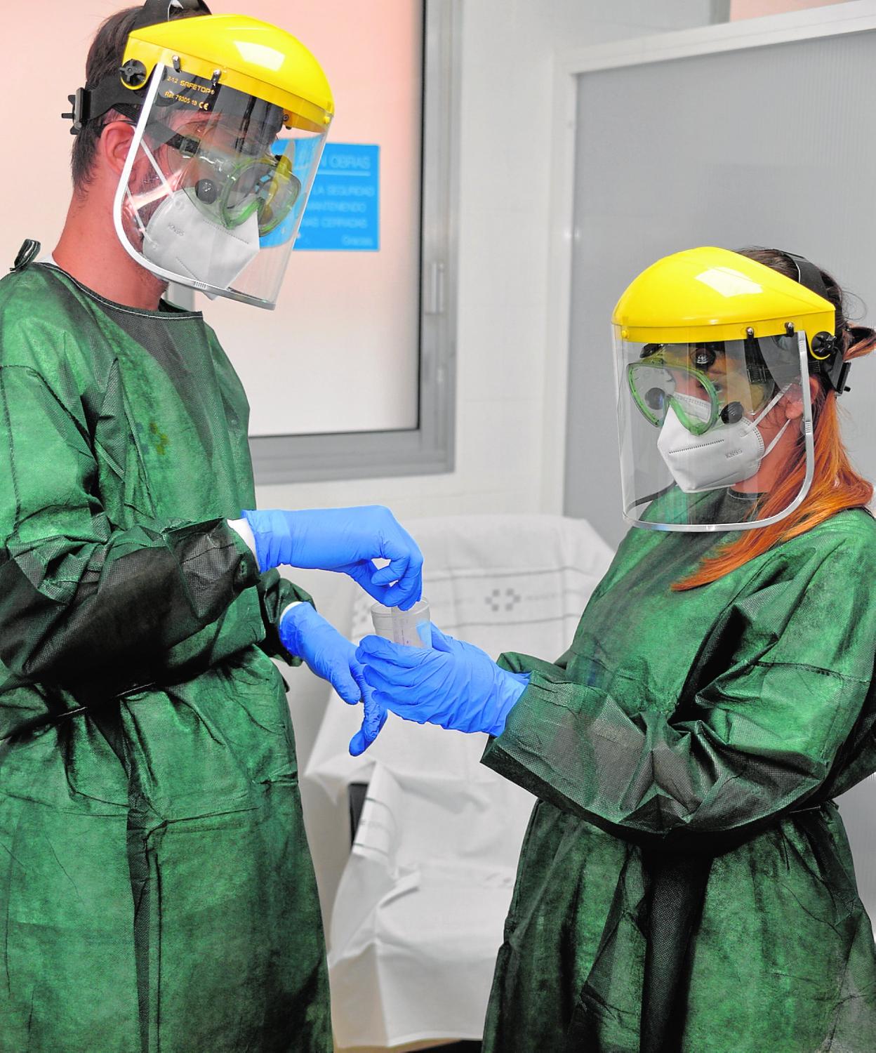 Imagen de archivo de dos enfermeros del hospital Insular Materno Infantil de Gran Canaria. 