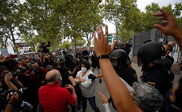 Manifestación a las puertas de la Asamblea de Madrid.