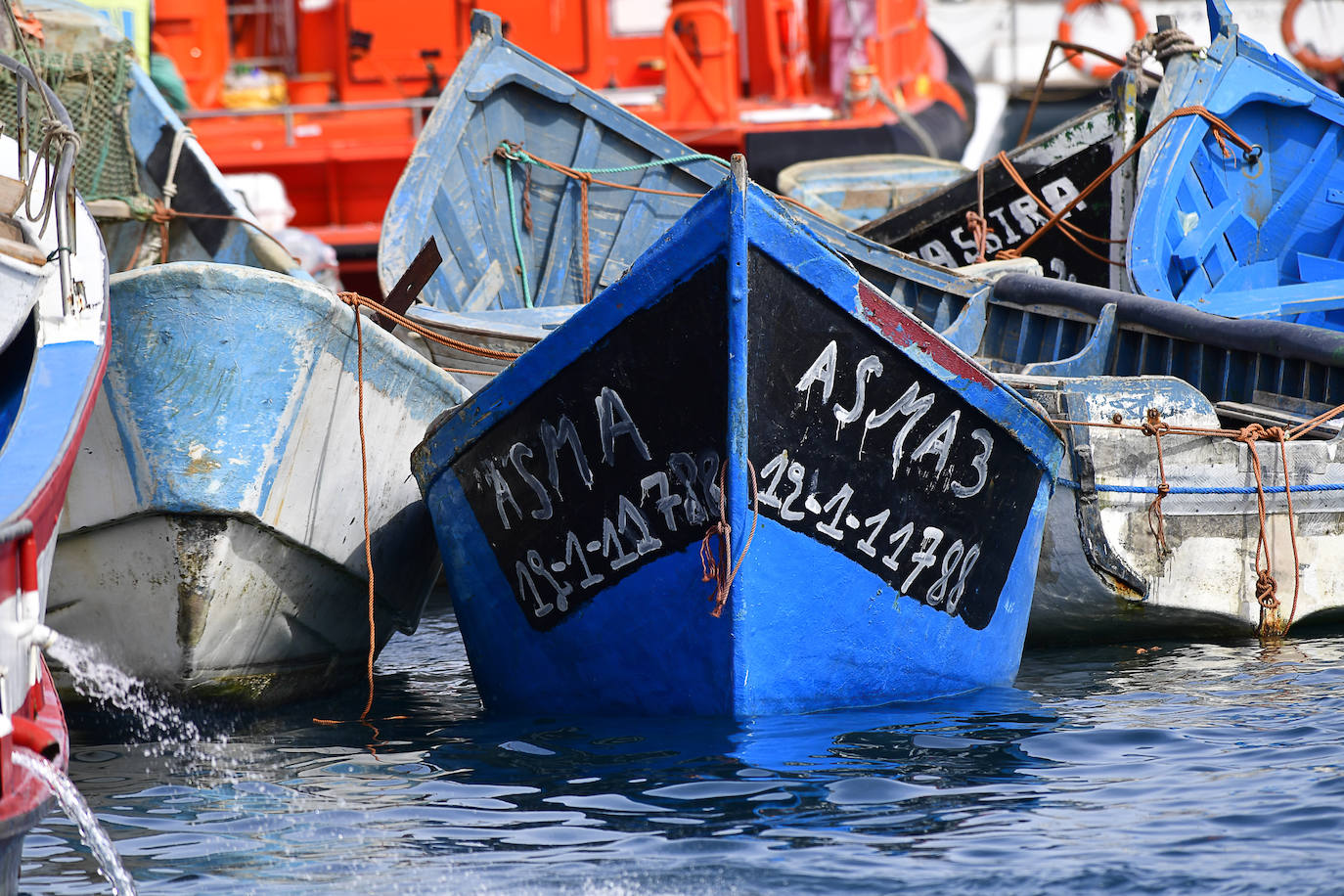 Un cayuco en el Muelle de Arguineguín. 