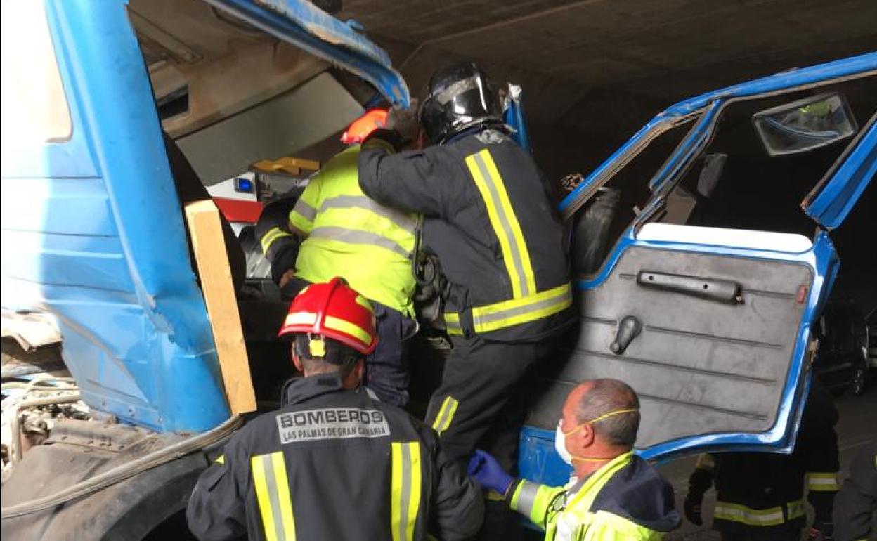 Grave tras quedar atrapado en la cabina de su camión tras chocar con la pared de un túnel