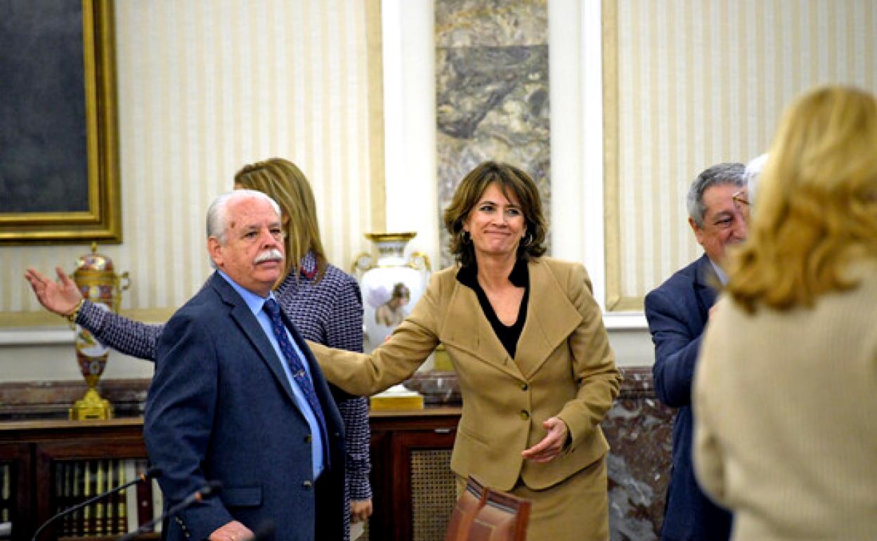 Dolores Delgado saluda Luis Navajas, teniente fiscal del Supremo 