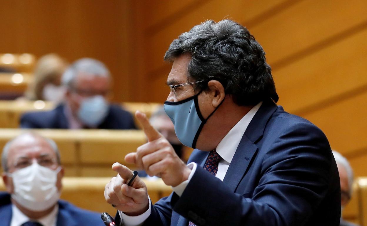 El ministro de Inclusión, Seguridad Social y Migraciones, José Luis Escrivá, durante su intervención en la sesión de control al Gobierno. 