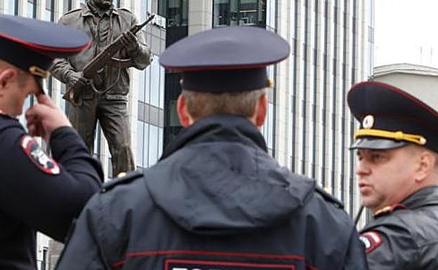 Varios agentes de policía rusos. 