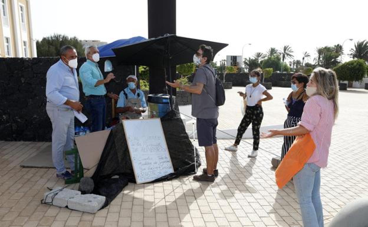 Manuel Peláez, con agriculores y artesanos ante la sede del Cabildo. 