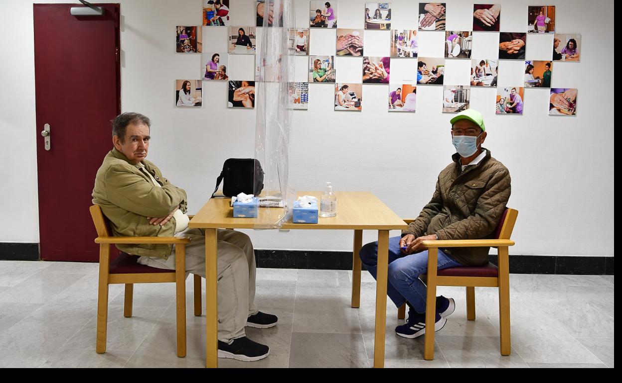 Los residentes en centros de mayores serán los primeros en vacunarse. Imagen de archivo de las primeras visitas tras el estado de alarma en el centro sociosanitario de El Pino. 