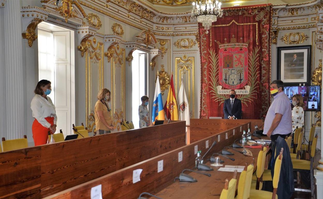 MInuto de silencio en el pleno por las víctimas de la Covid-19.