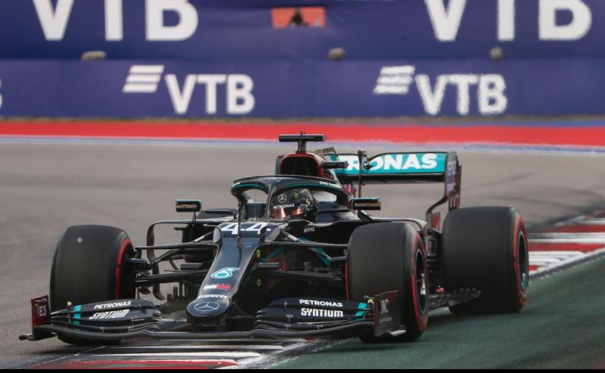 El Mercedes de Lewis Hamilton, rodando sobre el trazado de Sochi. 
