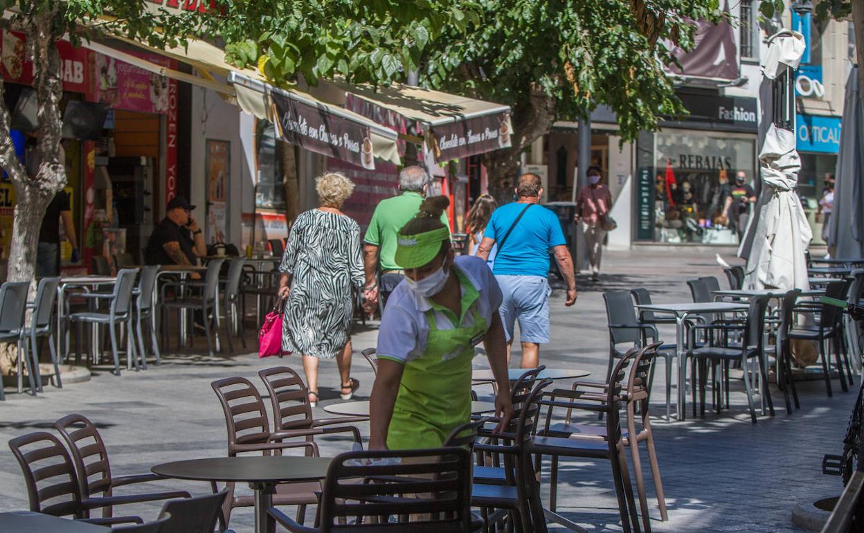 Una camera limpiando una mesa