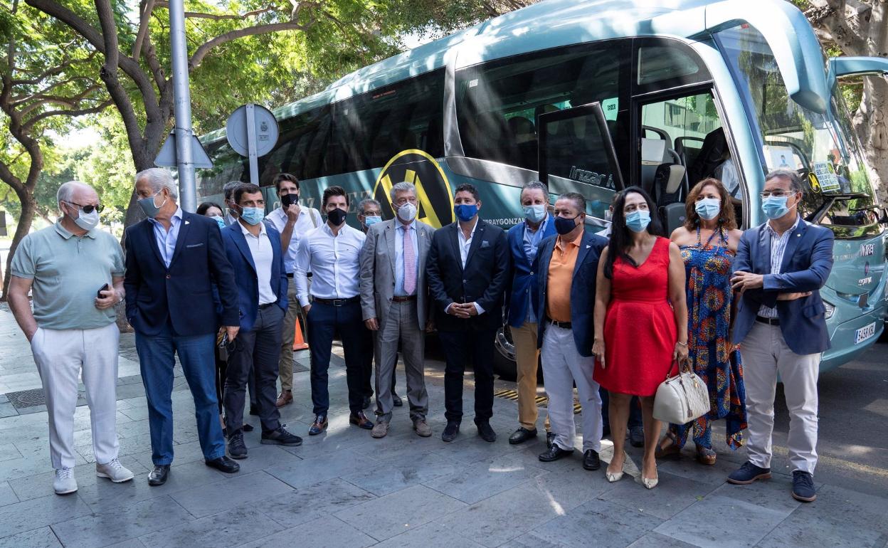 Los promotores de la caravana para reclamar test PCR a los viajeros a su llegada a la capital tinerfeña. 