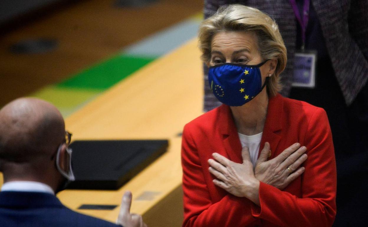 La presidenta de la Comisión Europea, Ursula von der Leyen, con el presidente del Consejo, Charles Michel.