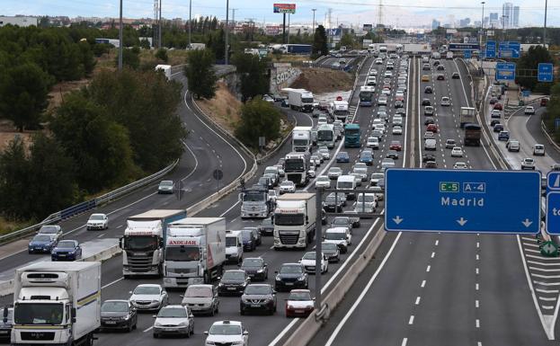 Tráfico muy denso en las salidas de Madrid hacia el este y el sur. En la imagen la A-4.