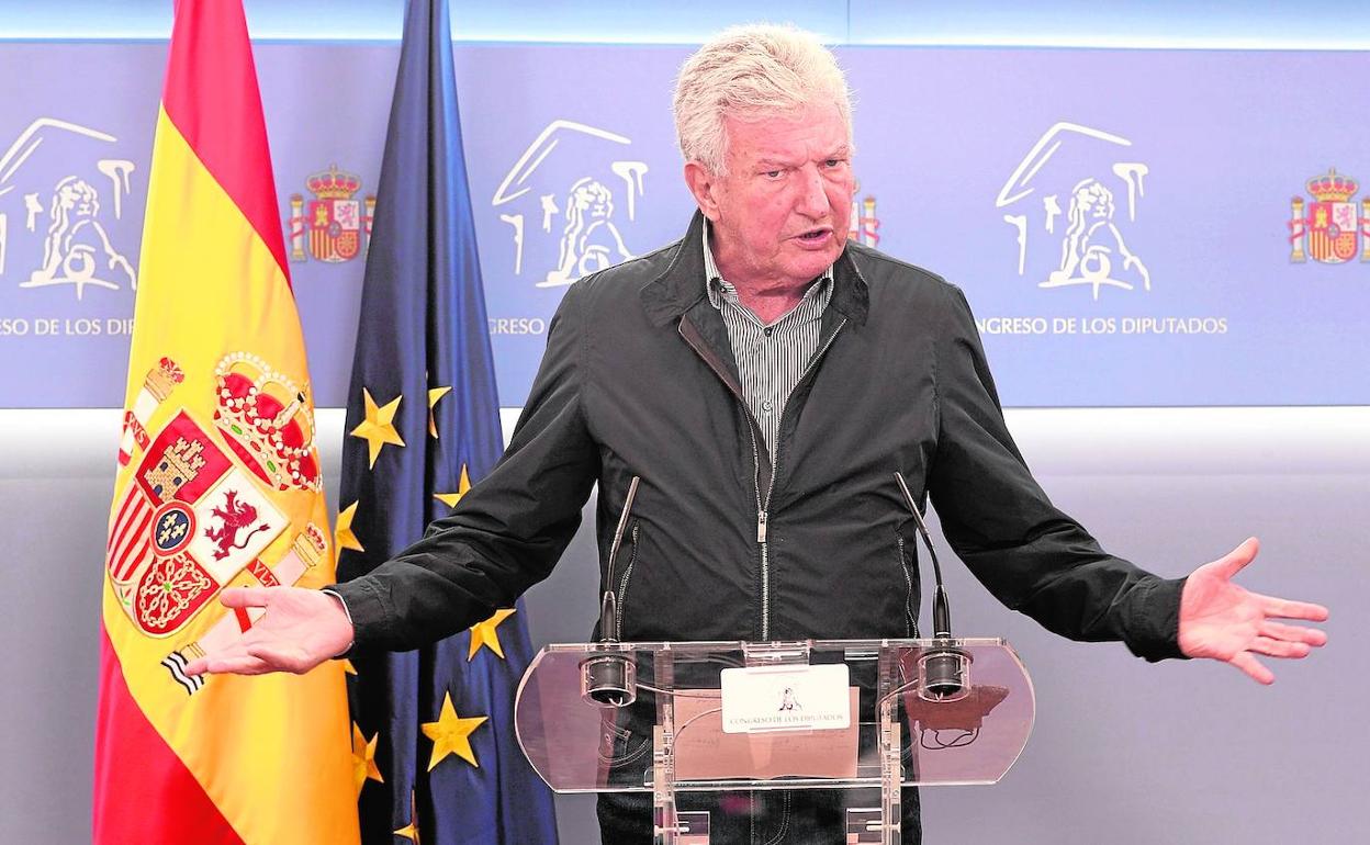 El diputado de NC Pedro Quevedo ayer durante la rueda de prensa en el Congreso. 