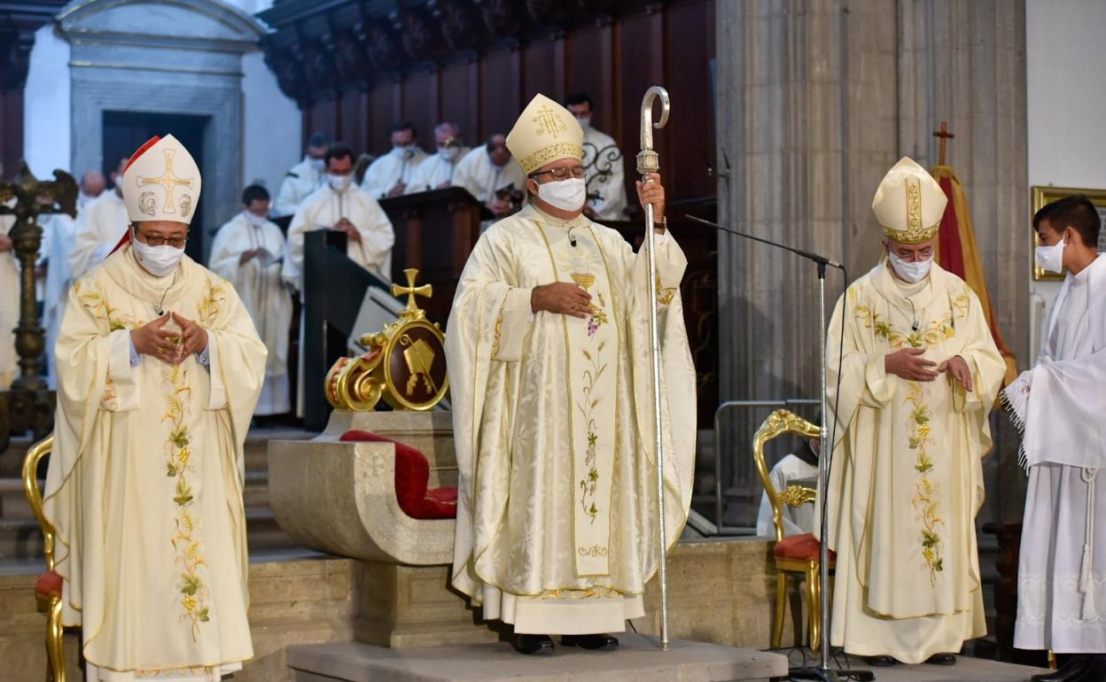 Momento en el que el nuevo obispo, ya con el báculo en sus manos, era investido responsable de la Diócesis de Canarias en la catedral de Santa Ana. 