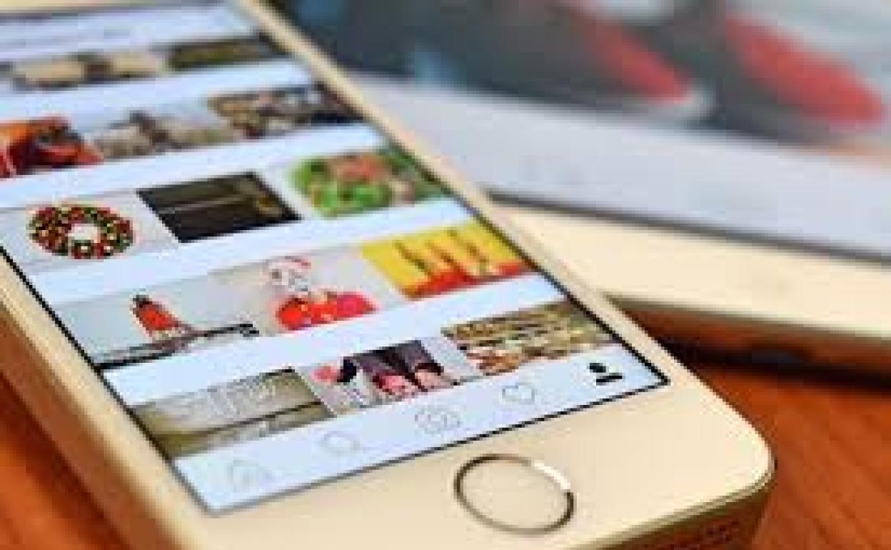 Un teléfono móvil con la aplicación de Instagram 