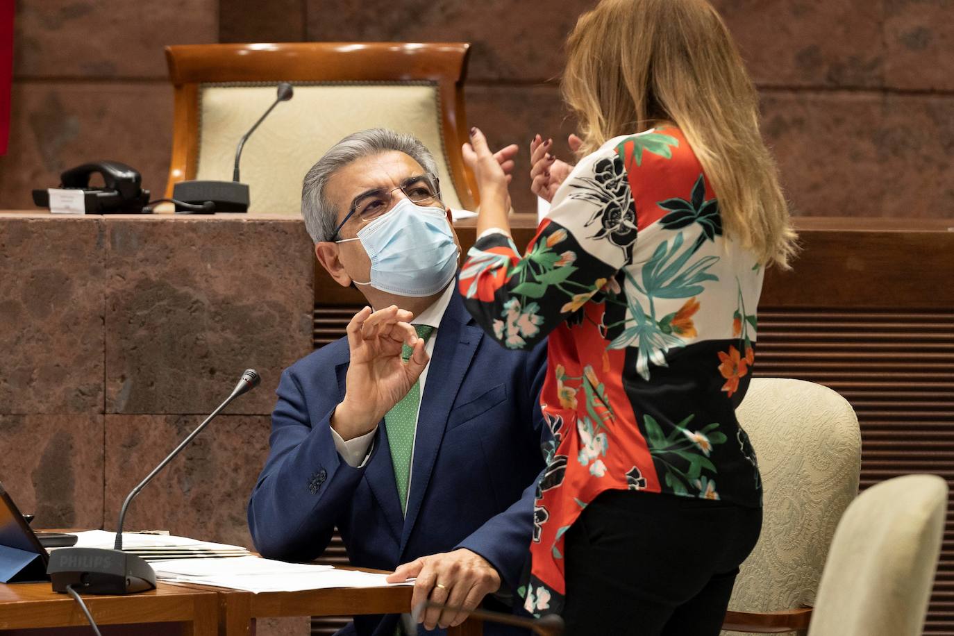 Rodríguez habla con otra diputada en el Parlamento de Canarias. 