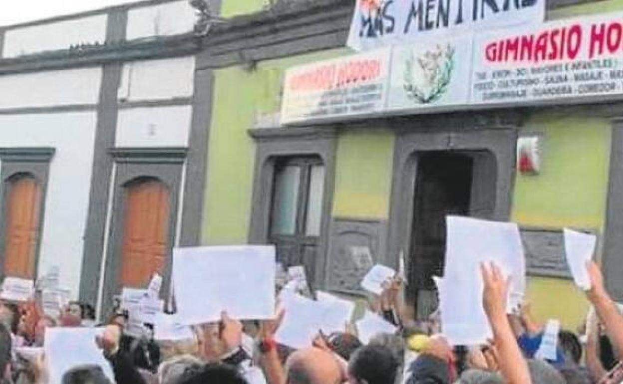 Imagen de archivo de una concentración en favor del profesor junto al gimnasio en Arucas. 