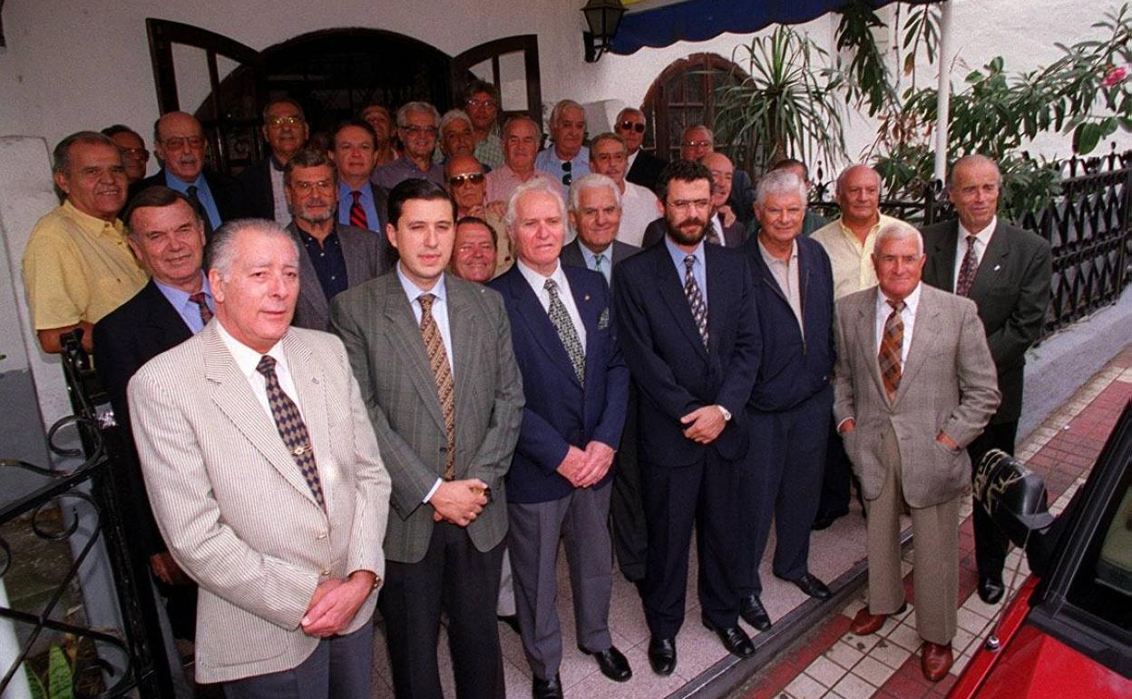 Manuel Guerra (el tercero de izquierda a derecha), en las piscina de Julio Navarro en un homenaje. 