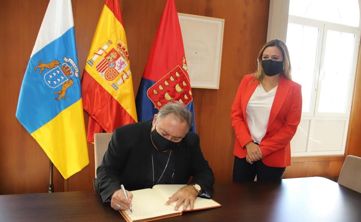 El nuevo obispo firmando en el Cabildo.