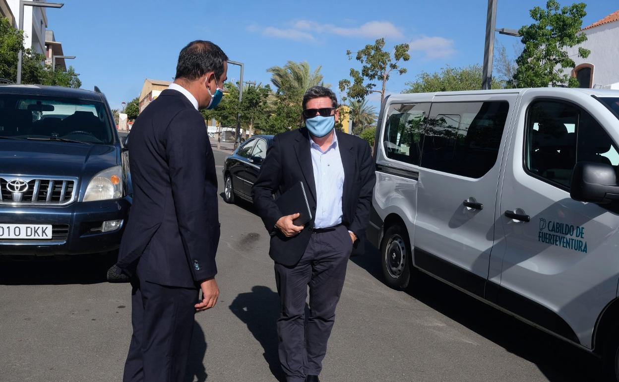 El presidente del Cabildo de Fuerteventura, el pasado sábado, al recibir al ministro Escrivá. 