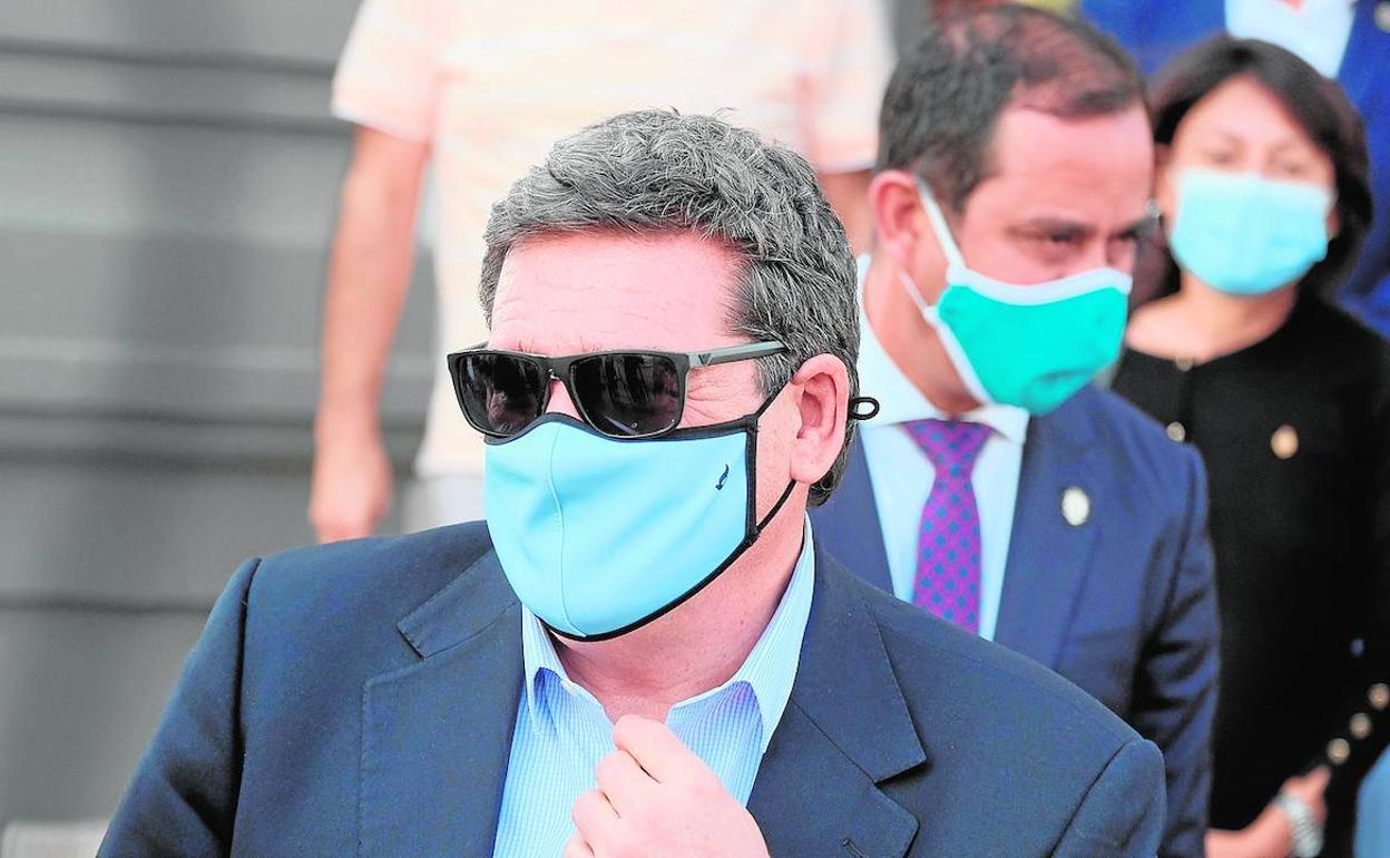 El ministro de Inclusión, delante del presidente del Cabildo de Fuerteventura, terminó ayer su visita a Canarias en esta isla. 