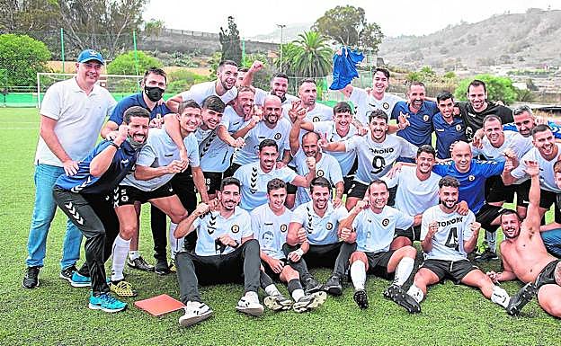Imagen de la plantilla y técnicos del Arucas celebrando el ascenso. 